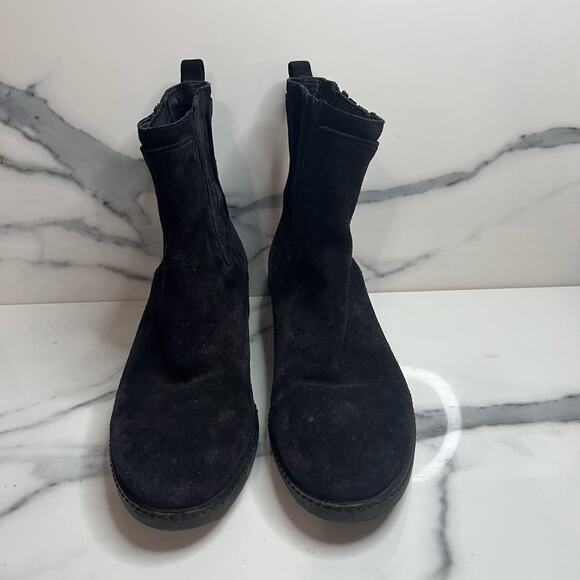 Via Spiga Women's Classic Black Suede Lug Sole Pull On Erisa Chelsea Boot Sz 8.5 - Picture 2 of 9